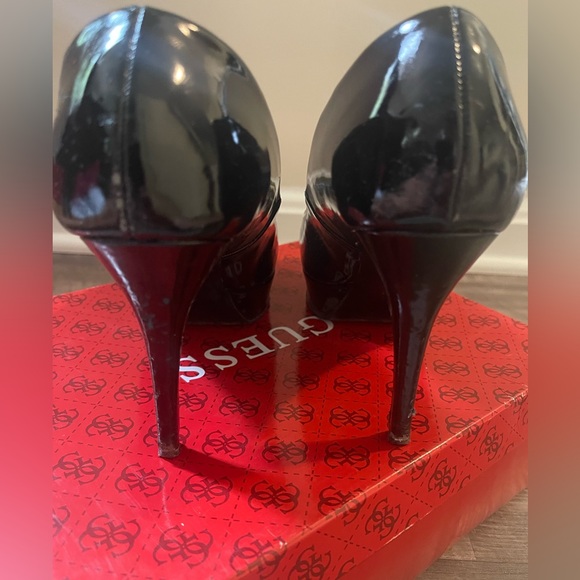 Used black guess high heels with normal tear from use. - Picture 3 of 5